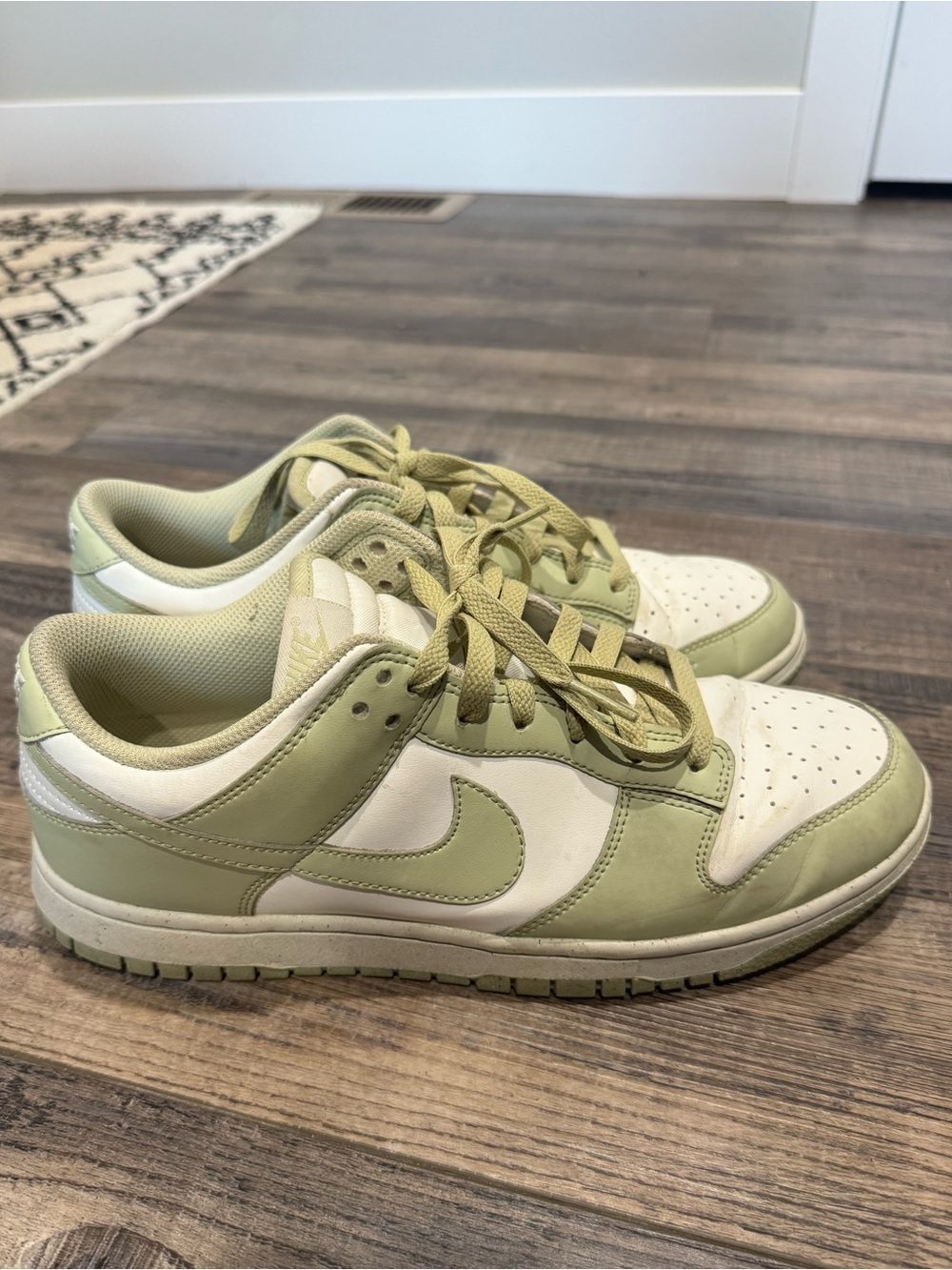Classic Low-Top Women’s Sneakers in Light Green and White